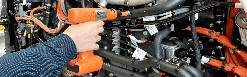 Serrage de colsons sur moteur pour camions électriques